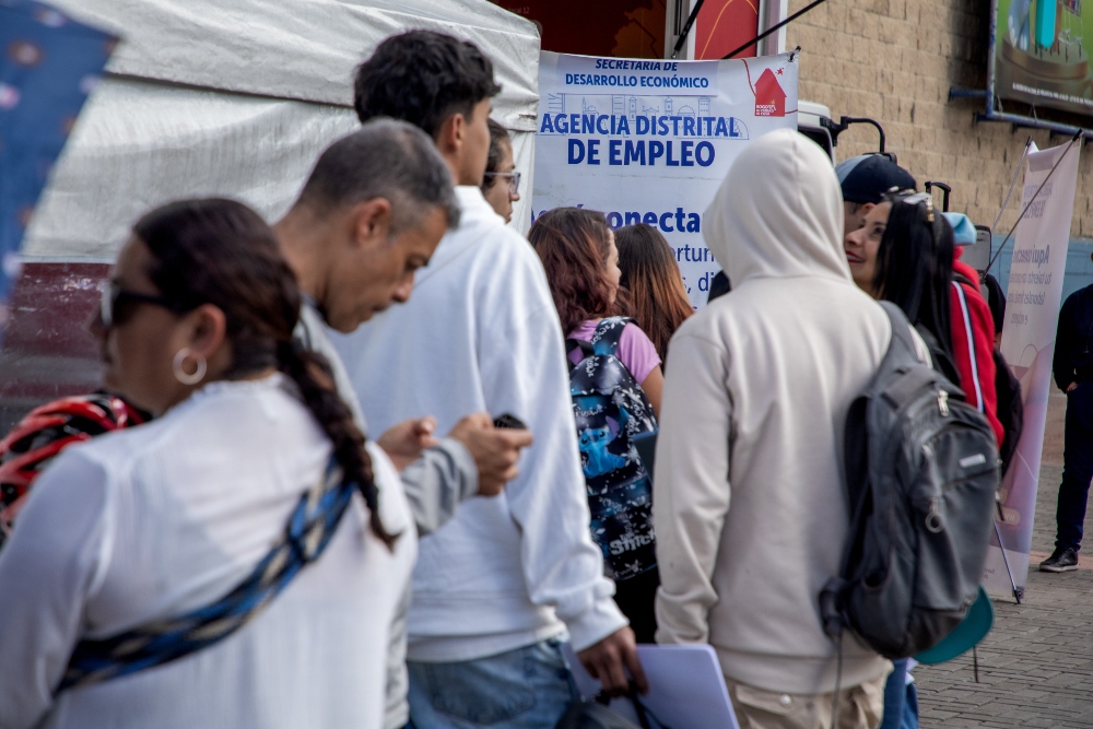 Imagen relacionada con un grupo de personas en una feria de empleo liderada por la Secretaría de Desarrollo Económico