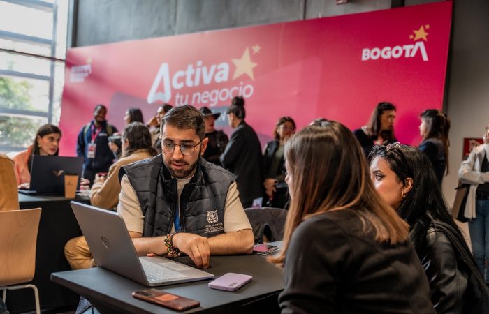 Imagen relacionada con un grupo de empresarios que recibe información sobre Activa tu negocio con Cupón