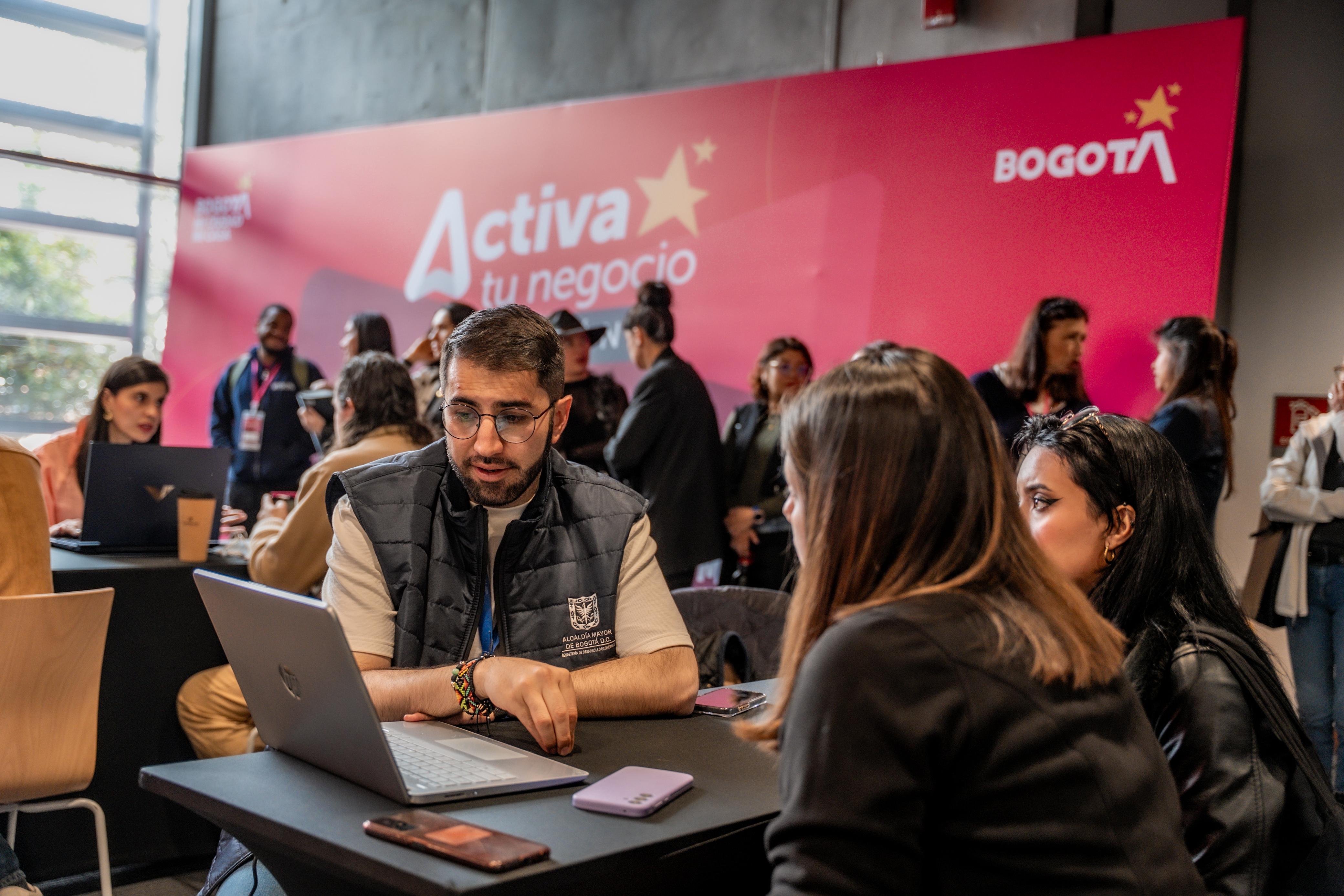 Imagen relacionada con un grupo de empresarios que recibe información sobre Activa tu negocio con Cupón