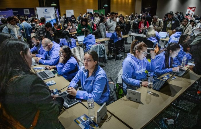 Imagen relacionada con un grupo de personas en actividades de atención al cliente
