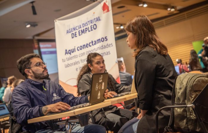 Imagen relacionada con un grupo de personas en una feria de empleo
