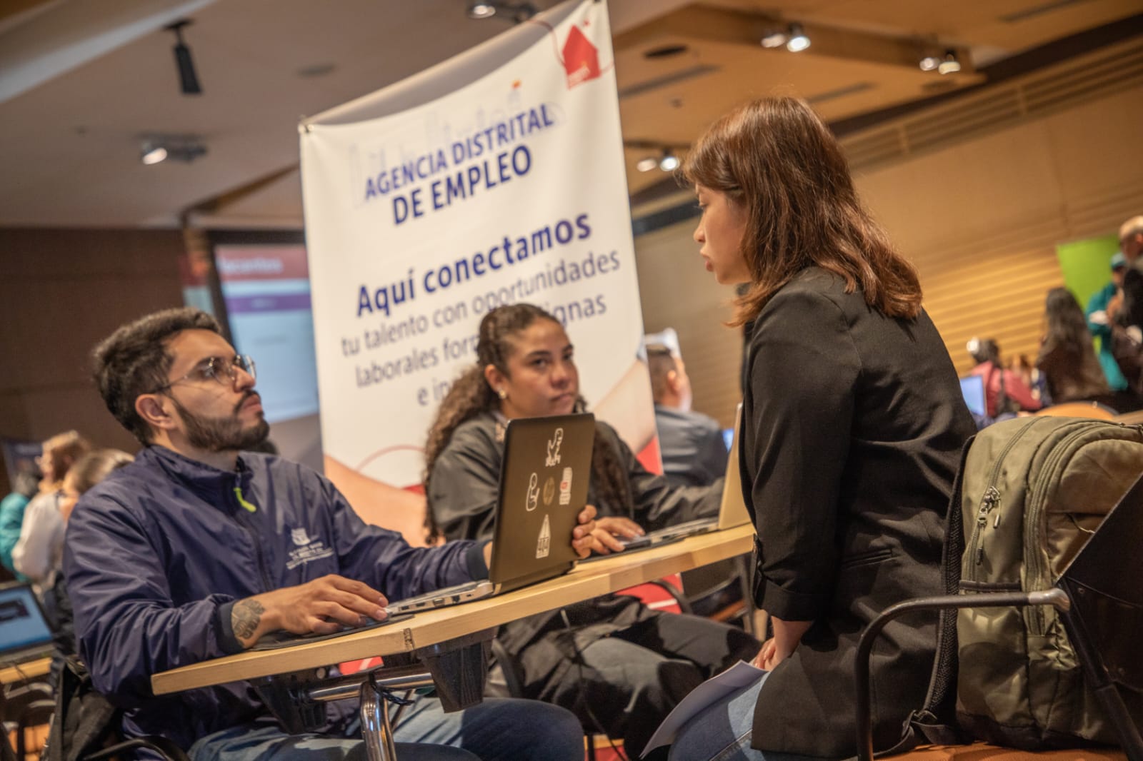 Imagen relacionada con un grupo de personas en una feria de empleo