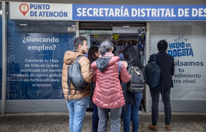 Imagen relacionada con un grupo de personas que se ubican a la entrada de la Agencia Distrital de Empleo