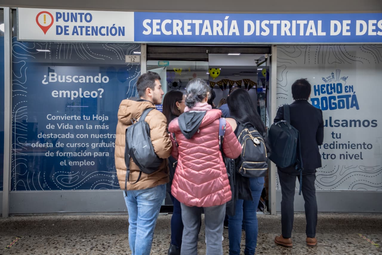 Imagen relacionada con un grupo de personas que se ubican a la entrada de la Agencia Distrital de Empleo
