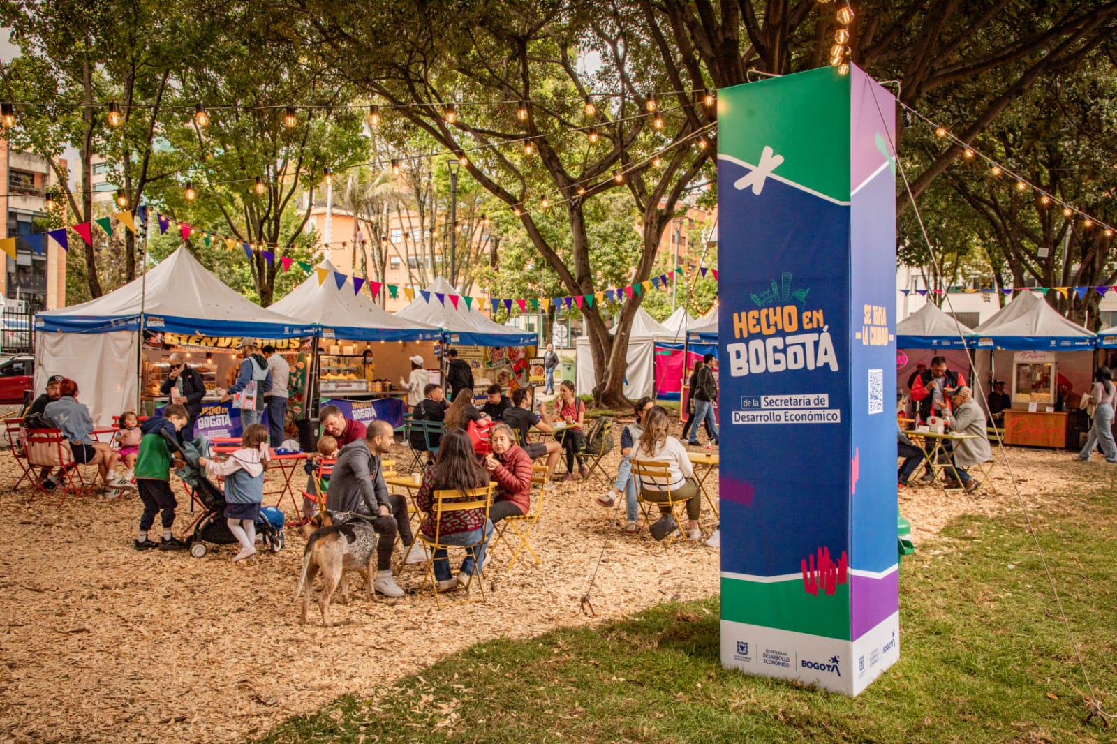 Imagen relacionada con una feria de Hecho en Bogotá en un parque tradicional de la cudad