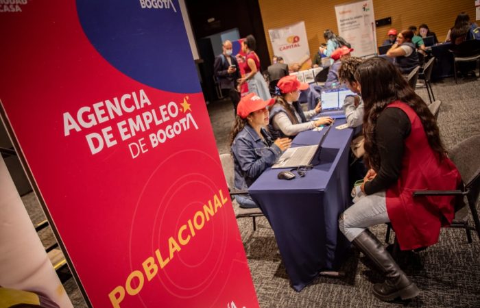 Imagen de una paorámica en ua feria de empleo