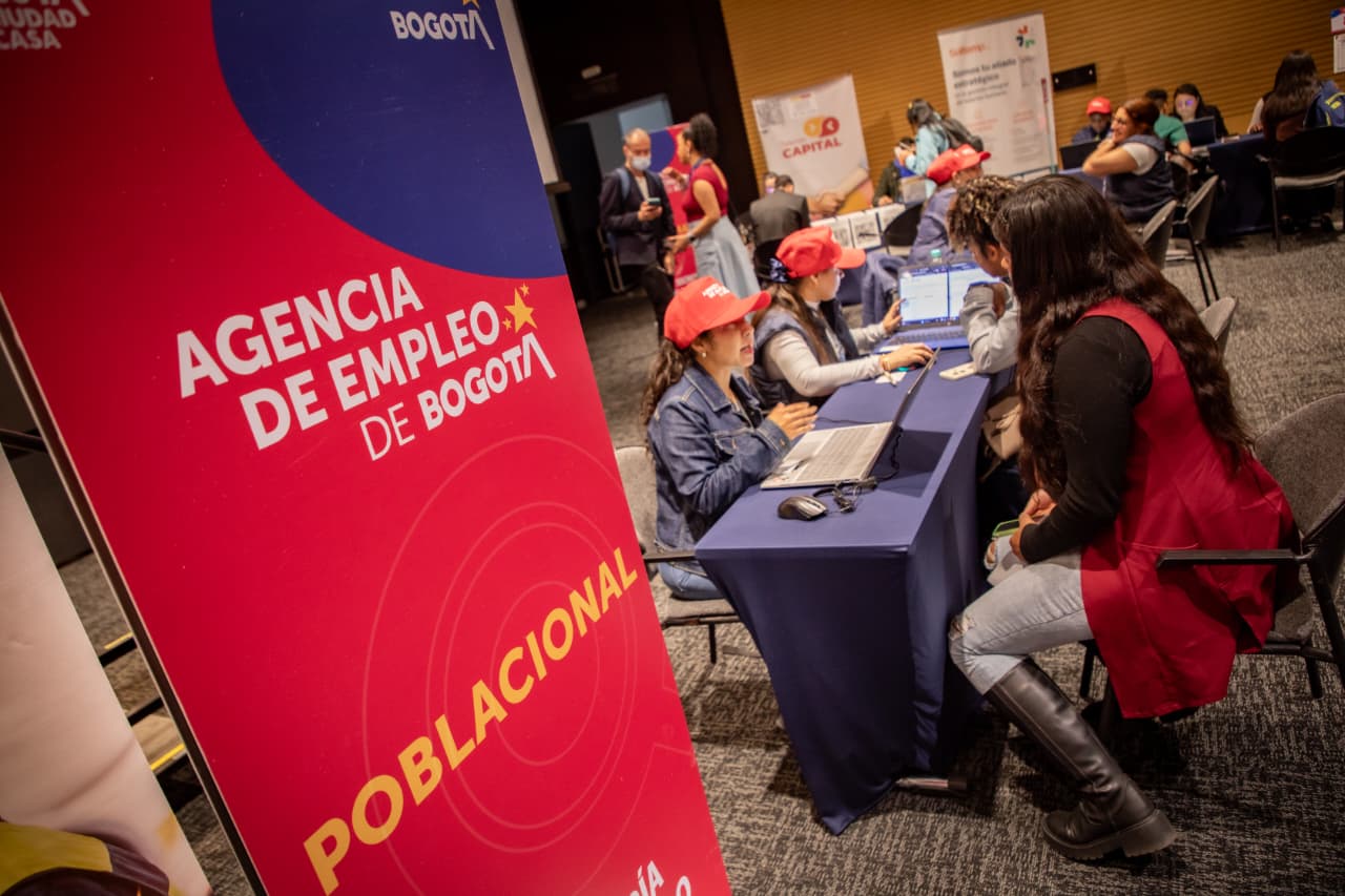 Imagen de una paorámica en ua feria de empleo