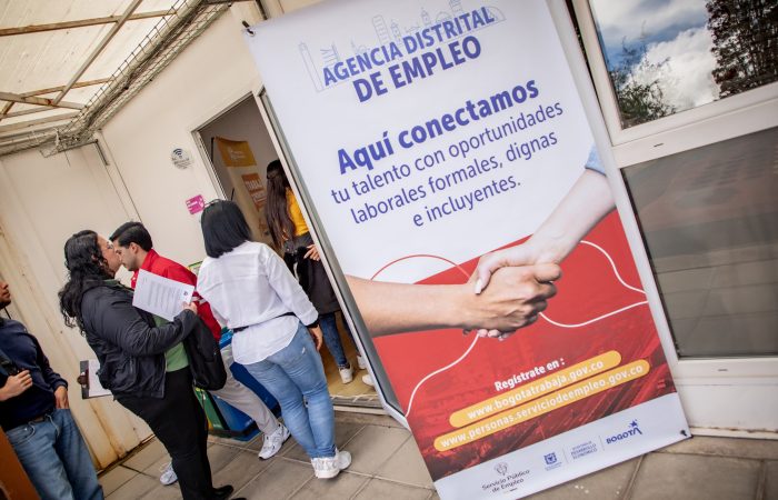 Imagen relacionada con un grupo de personas que asisten a una feria de empleo