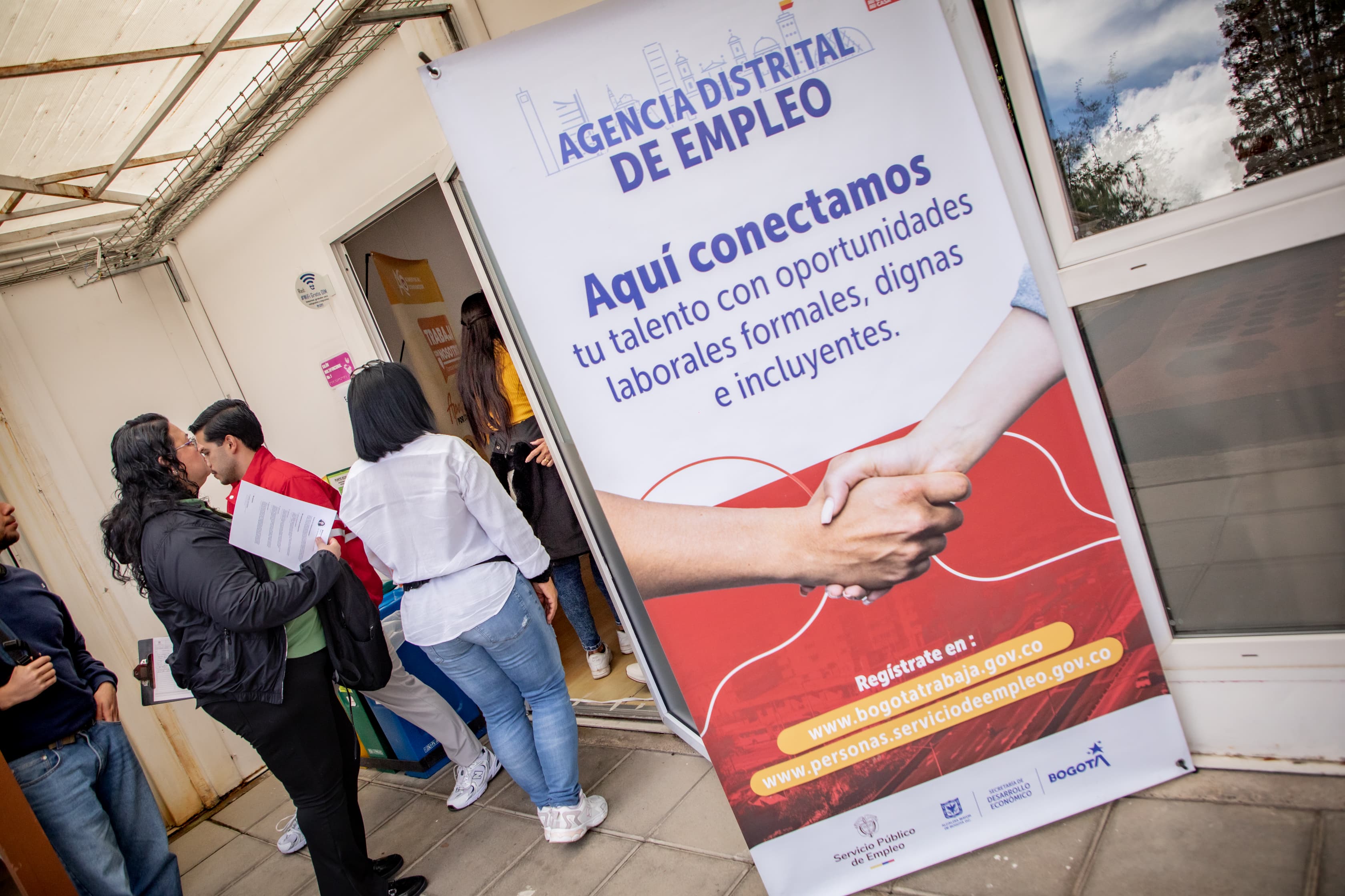 Imagen relacionada con un grupo de personas que asisten a una feria de empleo